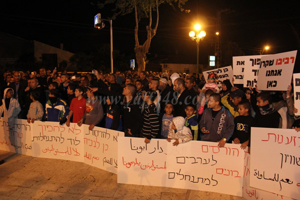 بالفيديو: جموع غفيرة من أهالي اللد يشاركون في تظاهرة ضد عنصرية البلدية وسط المدينة